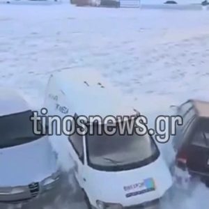 Η κακοκαιρία σαρώνει την Τήνο - Κύματα κατακλύζουν το λιμάνι και παρασέρνουν αυτοκίνητα που συγκρούονται μεταξύ τους