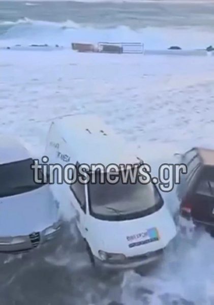 Η κακοκαιρία σαρώνει την Τήνο - Κύματα κατακλύζουν το λιμάνι και παρασέρνουν αυτοκίνητα που συγκρούονται μεταξύ τους
