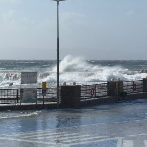 Η κακοκαιρία σαρώνει την Τήνο - Κύματα κατακλύζουν το λιμάνι και παρασέρνουν αυτοκίνητα που συγκρούονται μεταξύ τους