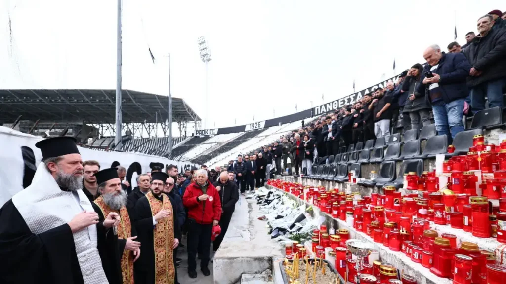 Τραγωδία ΠΑΟΚ: Κλίμα οδύνης στην Τούμπα, τελέστηκε επιμνημόσυνη δέηση εντός γηπέδου για τους αδικοχαμένους οπαδούς