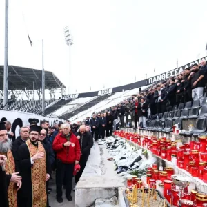 Τραγωδία ΠΑΟΚ: Κλίμα οδύνης στην Τούμπα, τελέστηκε επιμνημόσυνη δέηση εντός γηπέδου για τους αδικοχαμένους οπαδούς