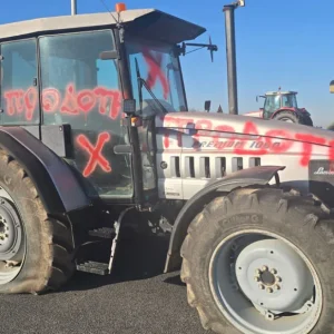 Στο μπλόκο της Νίκαιας βανδάλισαν τρακτέρ αγροτών που πήγαν στη συνάντηση με τον Μητσοτάκη, δείτε φωτογραφίες