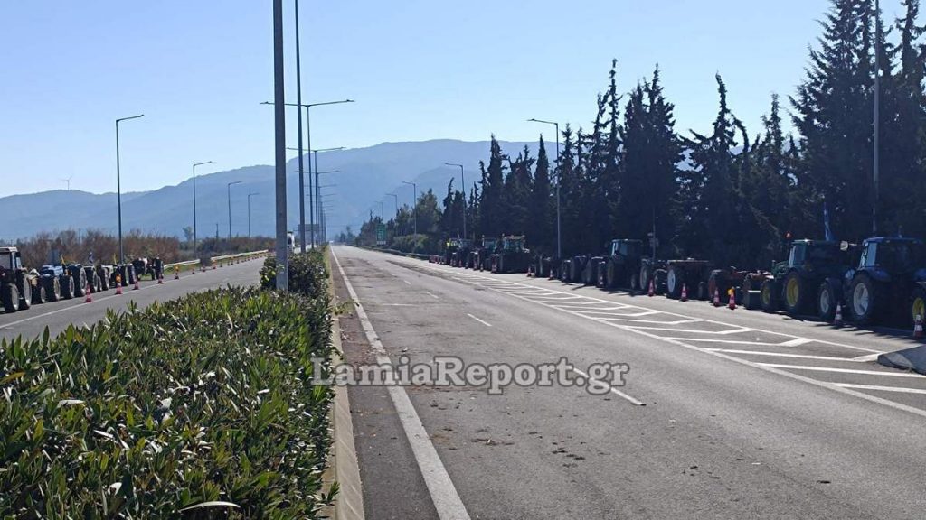 Ανοιχτή η εθνική οδός Λαμίας - Αθηνών με δύο λωρίδες κυκλοφορίας και τα τρακτέρ στην άκρη (ΦΩΤΟ)