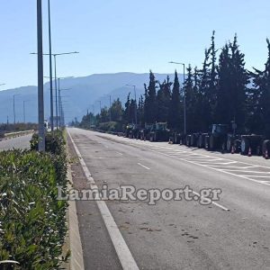 Ανοιχτή η εθνική οδός Λαμίας - Αθηνών με δύο λωρίδες κυκλοφορίας και τα τρακτέρ στην άκρη (ΦΩΤΟ)