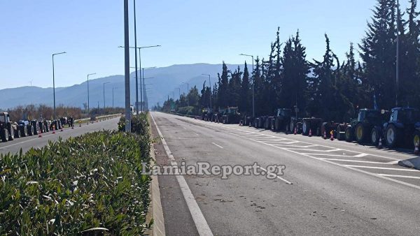 Ανοιχτή η εθνική οδός Λαμίας - Αθηνών με δύο λωρίδες κυκλοφορίας και τα τρακτέρ στην άκρη (ΦΩΤΟ)