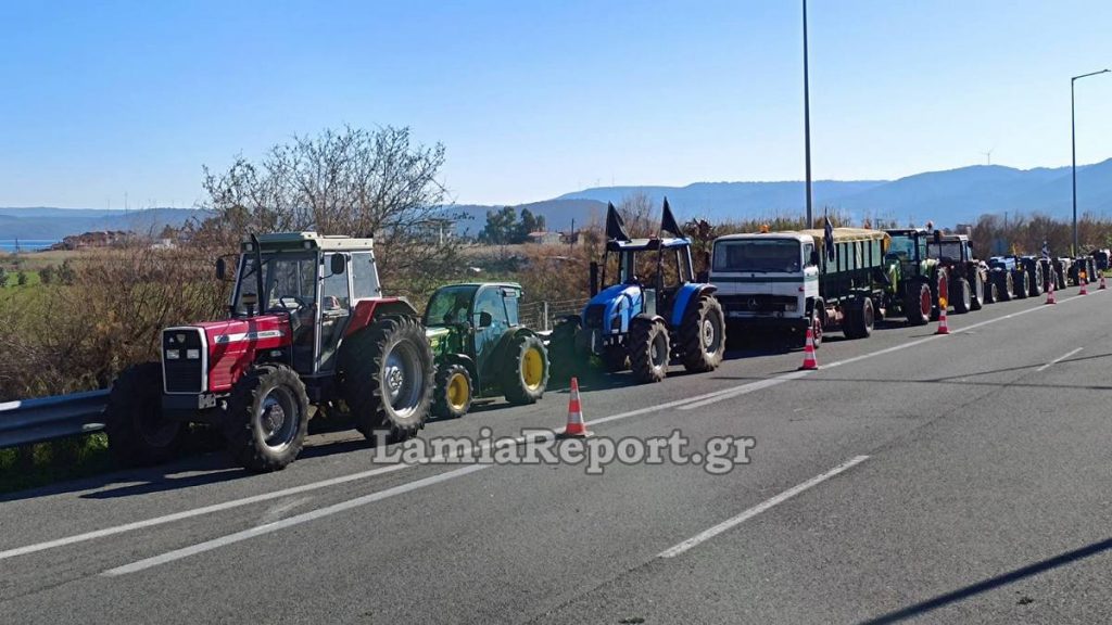 Μπλόκα αγροτών: Οι δρόμοι άνοιξαν με τα τρακτέρ στην άκρη της Αθηνών - Λαμίας - Θεσσαλονίκης
