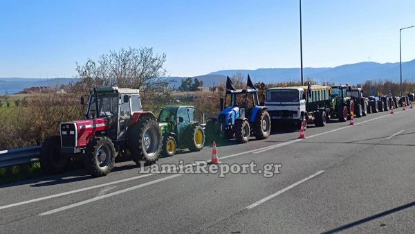 Μπλόκα αγροτών: Οι δρόμοι άνοιξαν με τα τρακτέρ στην άκρη της Αθηνών - Λαμίας - Θεσσαλονίκης