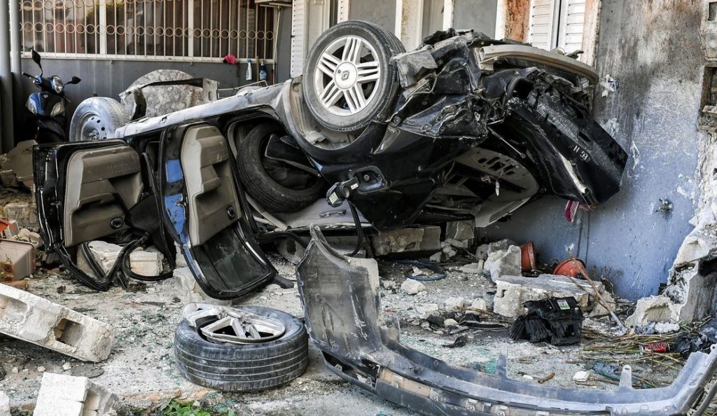 Φοβερό τροχαίο με δύο νεαρούς νεκρούς στην Κορινθία - Το αυτοκίνητο απογειώθηκε και «καρφώθηκε» σε σπίτι - ΒΙΝΤΕΟ