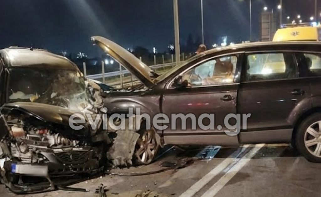 Σφοδρή σύγκρουση οχημάτων στα Οινόφυτα - Απεγκλωβισμός ενός ατόμου από την πυροσβεστική (ΒΙΝΤΕΟ)