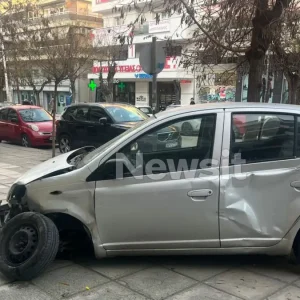 Θεσσαλονίκη: Μεθυσμένη οδηγός έπεσε πάνω σε 15 αυτοκίνητα, περίπτερο και κατέληξε σε κατάστημα