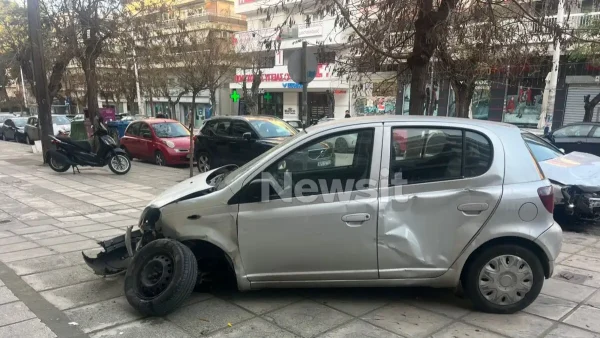 Θεσσαλονίκη: Μεθυσμένη οδηγός έπεσε πάνω σε 15 αυτοκίνητα, περίπτερο και κατέληξε σε κατάστημα