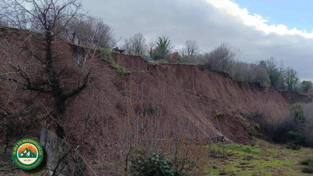 Τζουμέρκα: Σοβαρή κατολίσθηση στη Μικροσπηλιά – Σπεύδει κλιμάκιο γεωλόγων, «ακούγονται θόρυβοι» λένε οι κάτοικοι