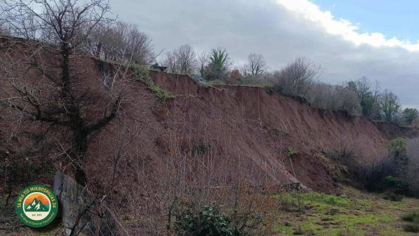 Τζουμέρκα: Σοβαρή κατολίσθηση στη Μικροσπηλιά – Σπεύδει κλιμάκιο γεωλόγων, «ακούγονται θόρυβοι» λένε οι κάτοικοι
