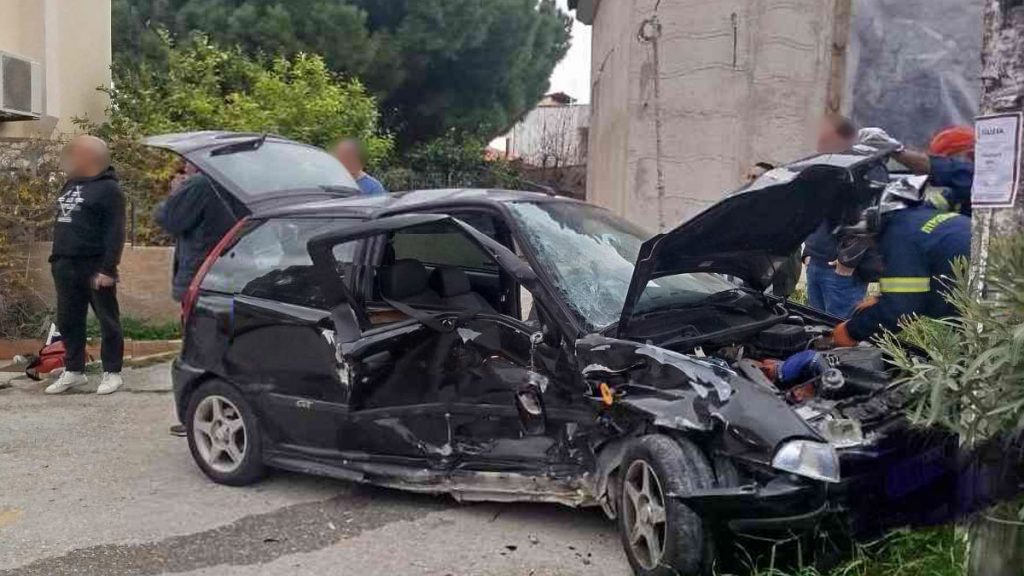 Σύγκρουση οχημάτων και εγκλωβισμός ηλικιωμένης στα συντρίμμια