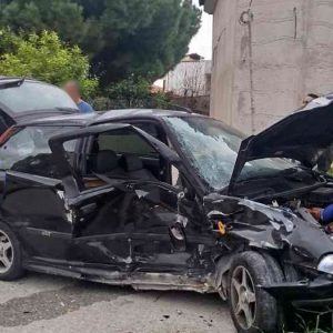 Σύγκρουση οχημάτων και εγκλωβισμός ηλικιωμένης στα συντρίμμια