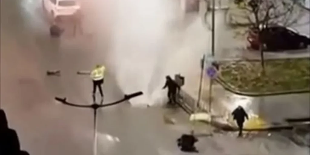 Θεσσαλονίκη: Σοκάρει το βίντεο από την έκρηξη του αγωγού της ΕΥΑΘ - Δύο εργάτες «εκτοξεύθηκαν» στον αέρα