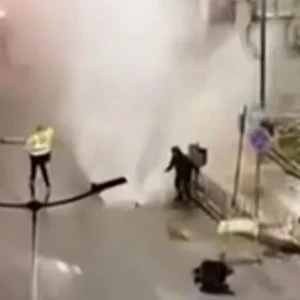 Θεσσαλονίκη: Σοκάρει το βίντεο από την έκρηξη του αγωγού της ΕΥΑΘ - Δύο εργάτες «εκτοξεύθηκαν» στον αέρα