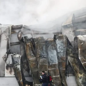 Τραγωδία στη «Βιολάντα»: «Είδαν το ταβάνι να πέφτει» από την έκρηξη και πετάχτηκαν έξω – Πώς σώθηκαν οι εργαζόμενοι τραυματίες