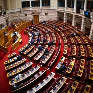 Βουλή: Ακραίες κορώνες στη συζήτηση για το αγροτικό, αιχμές από την αντιπολίτευση για την απουσία Μητσοτάκη