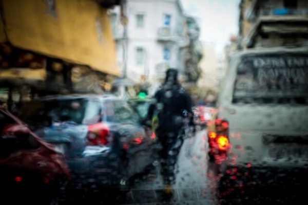 Κακοκαιρία: “Πράσινο φως” για δικαιολογημένη απουσία υπαλλήλων στο Δημόσιο