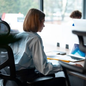 Μισθολογικό χάσμα 13,4% στην Ελλάδα – Οι γυναίκες αμείβονται λιγότερο από τους άνδρες στην αγορά εργασίας