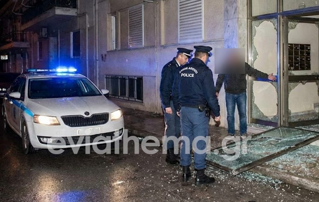 Παρέα ανηλίκων κατέβασε γυάλινη είσοδο πολυκατοικίας στη Χαλκίδα
