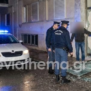 Παρέα ανηλίκων κατέβασε γυάλινη είσοδο πολυκατοικίας στη Χαλκίδα