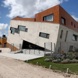 Το σπίτι «που καταπίνει η γη» μετατράπηκε σε πολυτελές ξενοδοχείο