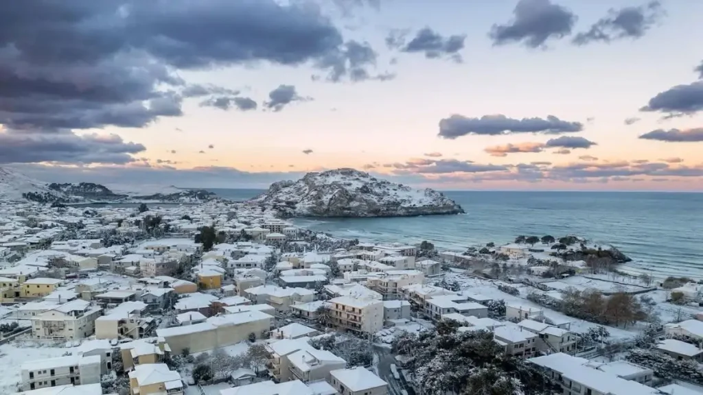 Καιρός: Στα λευκά τα νησιά του Αιγαίου και στην Εύβοια - Εντυπωσιακές εικόνες