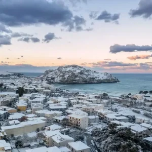 Καιρός: Στα λευκά τα νησιά του Αιγαίου και στην Εύβοια - Εντυπωσιακές εικόνες