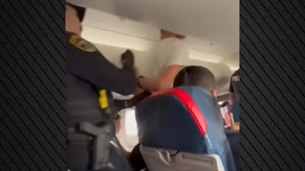 Στη φυλακή επιβάτης που επιχείρησε να ανοίξει την έξοδο κινδύνου αεροσκάφους της Delta εν πτήσει, τσακώθηκε με αεροσυνοδούς και επιβάτες