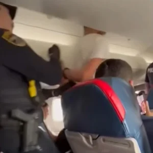 Στη φυλακή επιβάτης που επιχείρησε να ανοίξει την έξοδο κινδύνου αεροσκάφους της Delta εν πτήσει, τσακώθηκε με αεροσυνοδούς και επιβάτες