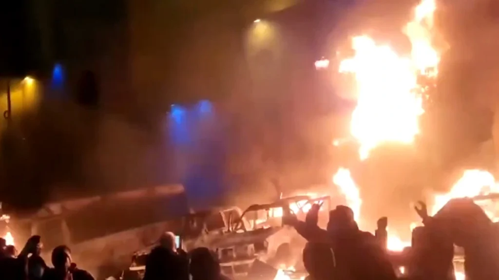 Εξαπλώνεται η λαϊκή οργή στον Ιράν, κλιμακώνει την καταστολή το καθεστώς της Τεχεράνης