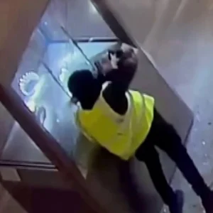 Νέο βίντεο ντοκουμέντο από τη ληστεία του αιώνα στο Λούβρο: Με τροχό και γροθιές σπάνε τις προθήκες και αρπάζουν τα κοσμήματα