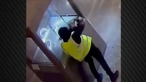 Νέο βίντεο ντοκουμέντο από τη ληστεία του αιώνα στο Λούβρο: Με τροχό και γροθιές σπάνε τις προθήκες και αρπάζουν τα κοσμήματα