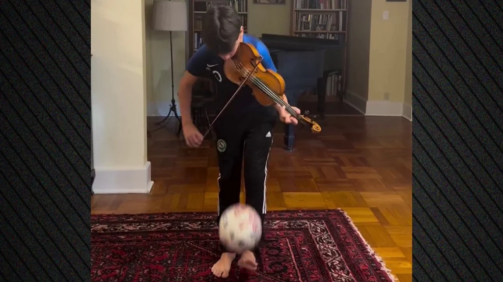 Παιδί θαύμα παίζει τη «Μασσαλιώτιδα» με το βιολί του κάνοντας παράλληλα... μαγικά με μία μπάλα ποδοσφαίρου, βίντεο