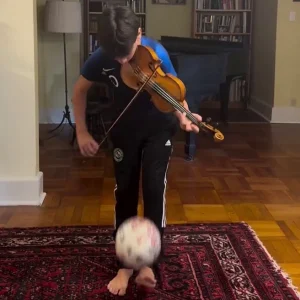 Παιδί θαύμα παίζει τη «Μασσαλιώτιδα» με το βιολί του κάνοντας παράλληλα... μαγικά με μία μπάλα ποδοσφαίρου, βίντεο