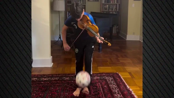 Παιδί θαύμα παίζει τη «Μασσαλιώτιδα» με το βιολί του κάνοντας παράλληλα... μαγικά με μία μπάλα ποδοσφαίρου, βίντεο