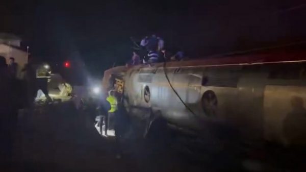 Εκτροχιασμός τρένων υψηλής ταχύτητας στην Ισπανία: Τουλάχιστον επτά νεκροί και 100 τραυματίες, «έμοιαζε με σεισμό» λένε επιβάτες