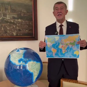 Viral o Τσέχος πρωθυπουργός: Aγόρασε υδρόγειο για να δει που βρίσκεται η... Γροιλανδία