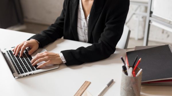 Ζητείται κοπέλα ως υπάλληλος γραφείου στη Μακρακώμη