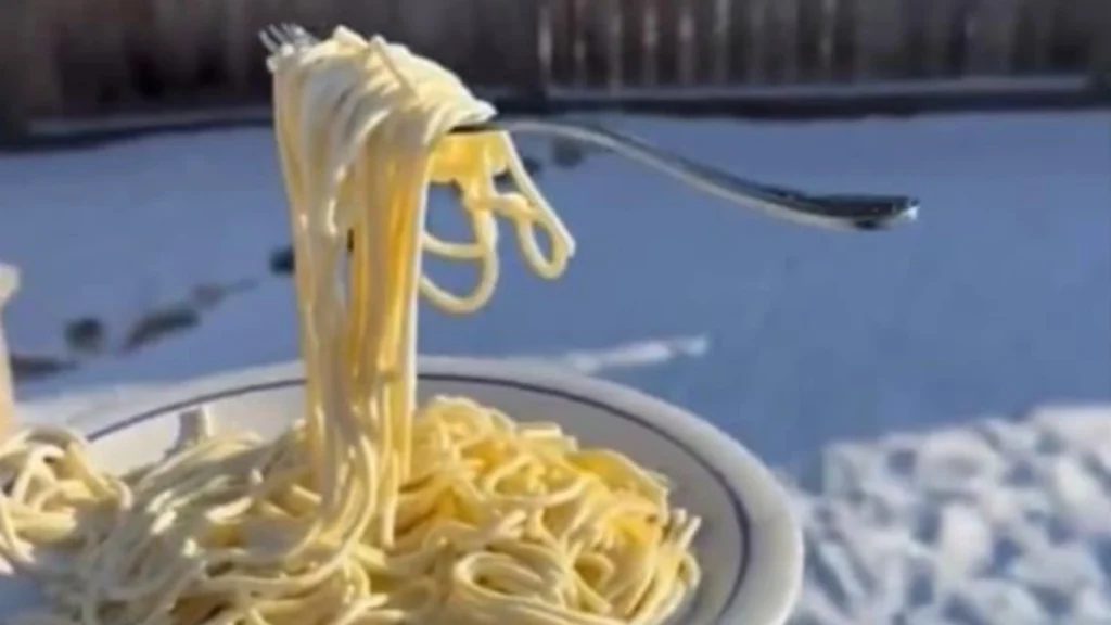 Ακραίο πολικό ψύχος στις ΗΠΑ: Ζυμαρικά παγώνουν ακαριαία στον αέρα