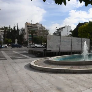 Καλλιθέα: Πώς χάθηκαν πολύτιμα λεπτά μέχρι να βρεθεί η 2χρονη που έπεσε σε σιντριβάνι – Τα νεότερα για την υγεία της