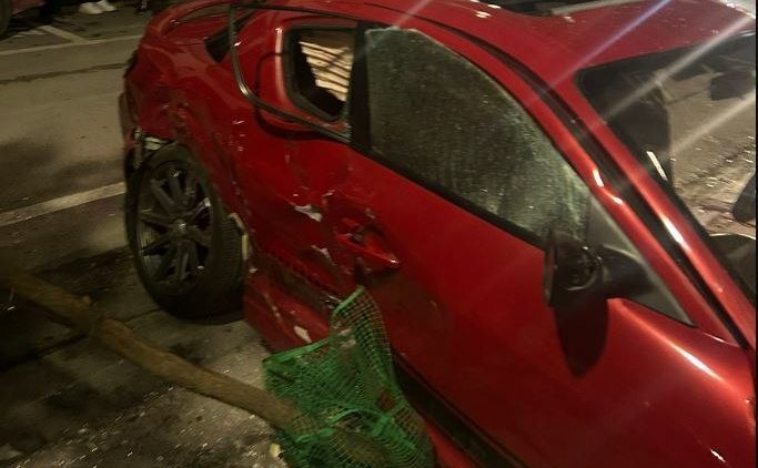 Αυτοκίνητο έπεσε πάνω σε είσοδο φροντιστηρίου (ΦΩΤΟ)