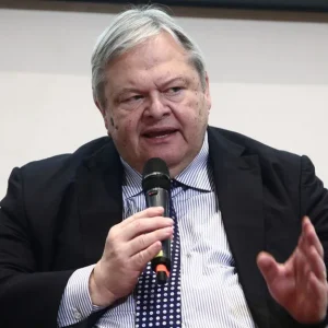 Μπρα ντε φερ Βενιζέλου-κυβέρνησης για τη Συνταγματική Αναθεώρηση - Στόχος οι ψηφοφόροι του Κέντρου