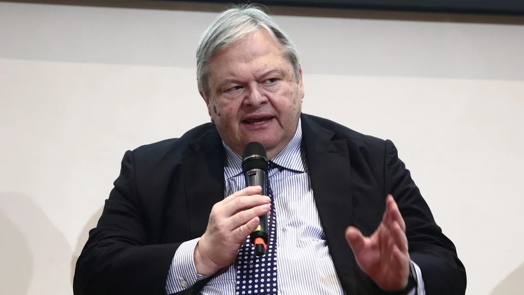 Μπρα ντε φερ Βενιζέλου-κυβέρνησης για τη Συνταγματική Αναθεώρηση - Στόχος οι ψηφοφόροι του Κέντρου