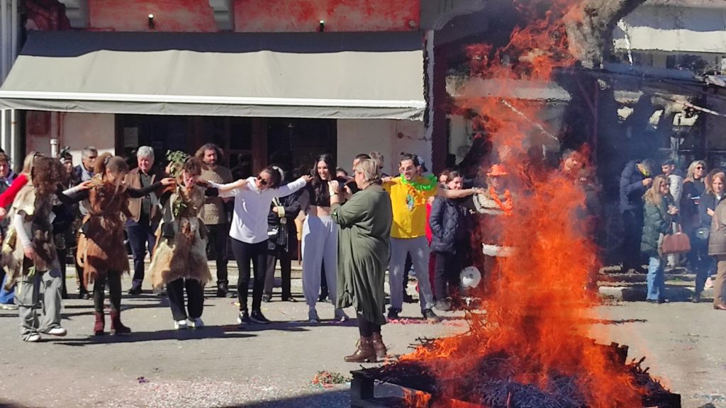 Έκαψαν τον Καρνάβαλο... ΟΠΕΚΕ-ΜΠΕ, συνοδεία "τογιότα", Φερράρι, Χασάπη και Φραπέ στο Δίστομο (ΦΩΤΟ)