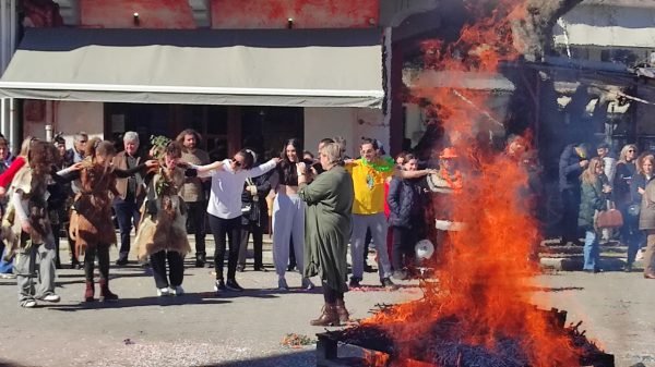 Έκαψαν τον Καρνάβαλο... ΟΠΕΚΕ-ΜΠΕ, συνοδεία "τογιότα", Φερράρι, Χασάπη και Φραπέ στο Δίστομο (ΦΩΤΟ)