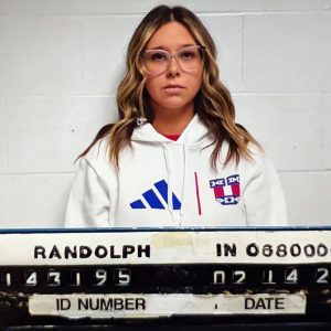 Γραμματέας σχολείου κατηγορείται για σεξουαλική επαφή με δύο μαθητές – O σύζυγός της την έπιασε στα πράσα και την ξυλοκόπησε