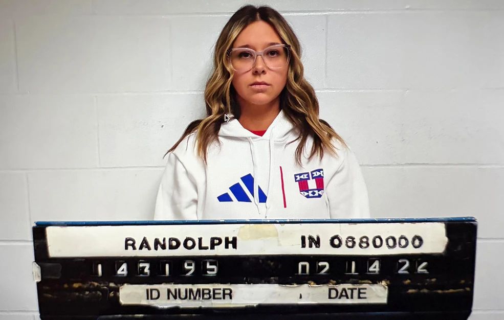 Γραμματέας σχολείου κατηγορείται για σεξουαλική επαφή με δύο μαθητές – O σύζυγός της την έπιασε στα πράσα και την ξυλοκόπησε